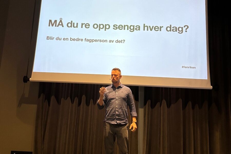 Elkonor hadde booket flere attraktive foredragsholdere; blant annet Geir Aker, fenriken i «Kompani Lauruitzen».