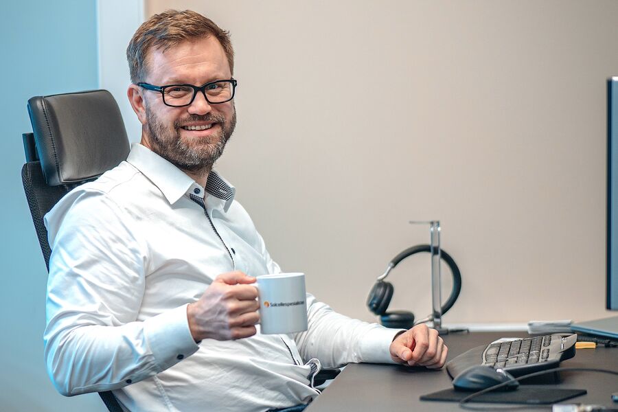 Solcellespesialisten åpner åtte lokalkontorer i utvalgte norske byer. – Vi rigger oss til å stå klare når markedet forhåpentligvis snart løsner igjen, sier selskapets gründer og administrerende direktør Carl Christian Strømberg. Foto: Solcellespesialisten.