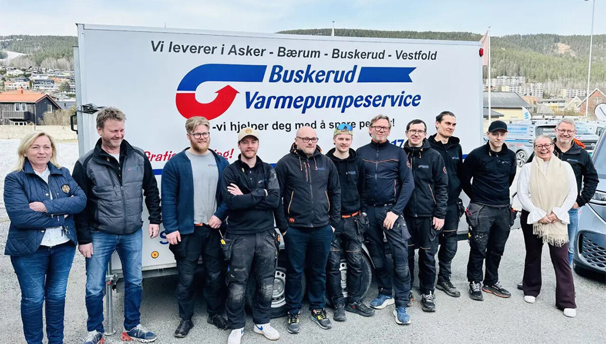 Konstel styrker sin tilstedeværelse i Buskerud med oppkjøp av Buskerud Varmepumpeservice. Her er vi alle ansatte i firmaet samlet.