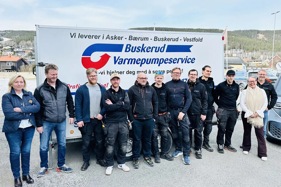 Konstel styrker sin tilstedeværelse i Buskerud med oppkjøp av Buskerud Varmepumpeservice. Her er vi alle ansatte i firmaet samlet.