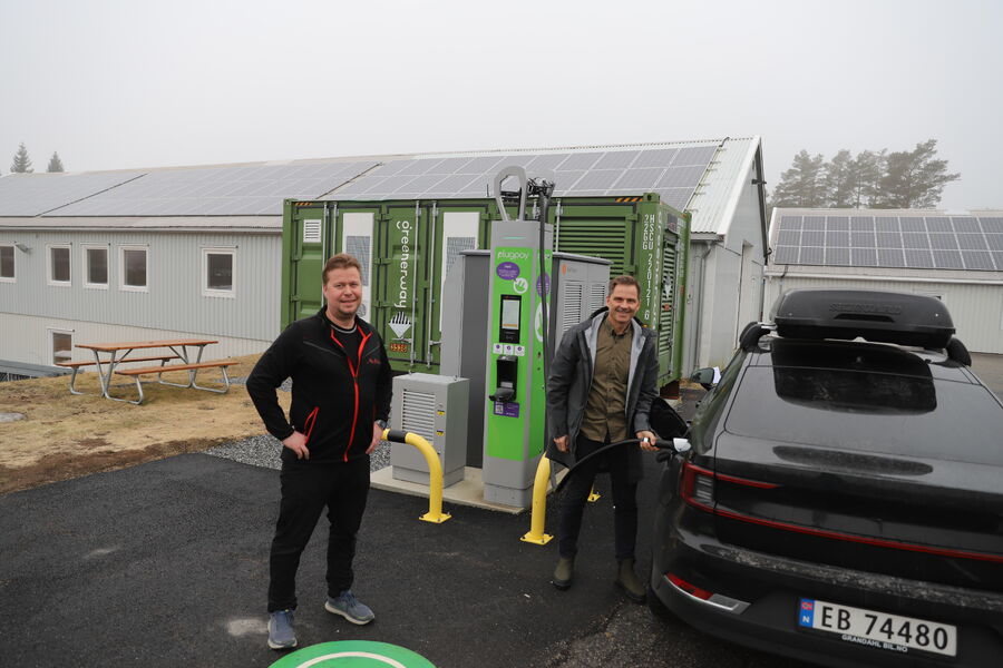 Et solcelleanlegg på 205 KWp, et batteri på 1,1 MWh og en DC-ladestasjon på 360 kW gjør Ny Plast As i Aremark til en foregangsbedrift innen grønn energi. I tillegg tilgjengeliggjøres overskuddsenergien for allmennheten. - Batteriløsningen gir investeringen ekstra lønnsomt, forteller driftsleder Magne Fagereng (t.v).  