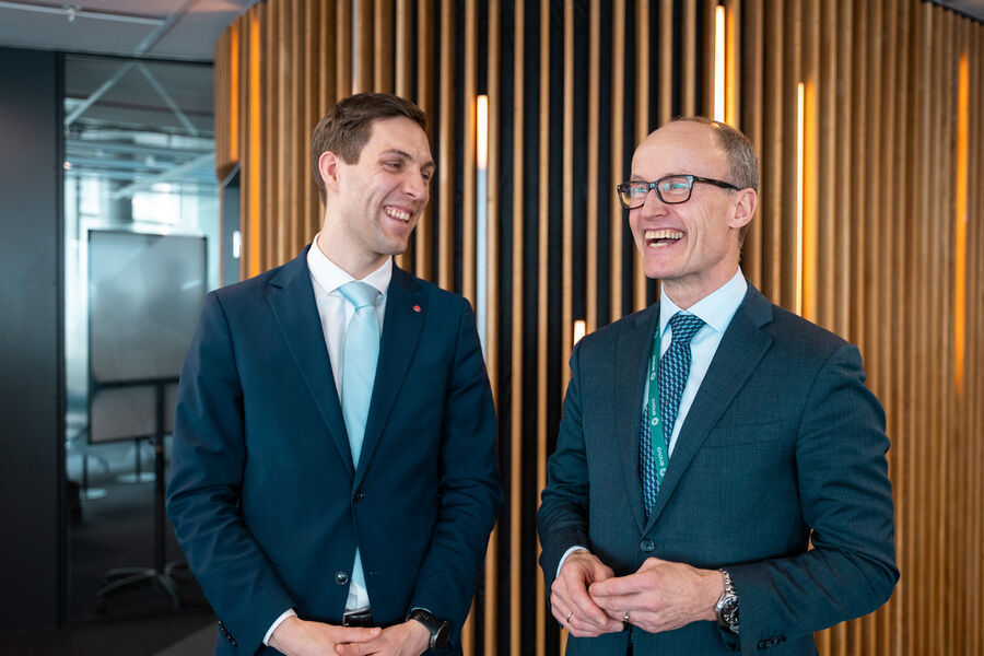 Klima- og miljøminister Andreas Bjelland Eriksen og administrerende direktør i Enova Nils Kristian Nakstad i Enova under besøk hos Enova i Trondheim i februar 2024. Foto Enova/Håkon Bjørngård Enova