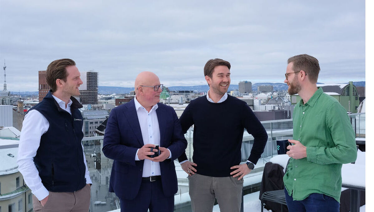 Fra venstre: Adrian Bergem (CFO, Sunday Power), Svein Olav Munkeby (konserndirektør i NTE), Jonas Ibsen Brynildsrud (CEO, Sunday Power) og Einar Sunde (styreleder, Sunday Power). Foto: Sunday Power