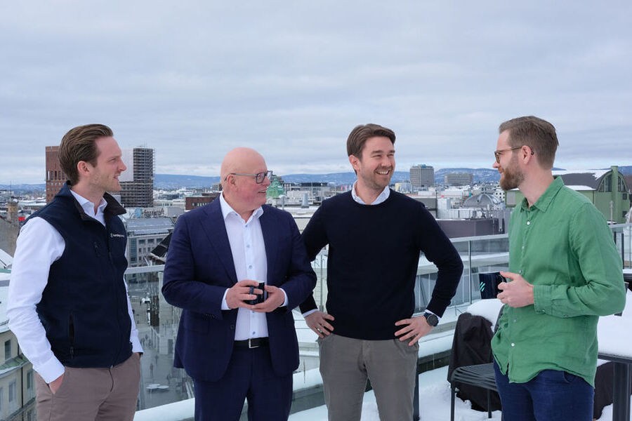 Fra venstre: Adrian Bergem (CFO, Sunday Power), Svein Olav Munkeby (konserndirektør i NTE), Jonas Ibsen Brynildsrud (CEO, Sunday Power) og Einar Sunde (styreleder, Sunday Power). Foto: Sunday Power