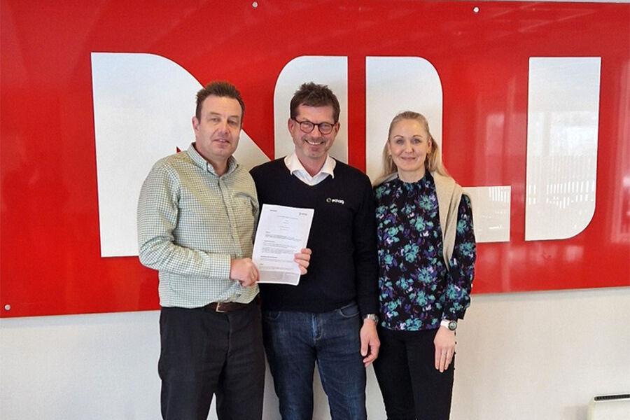 På bildet ser vi fra venstre, administrerende direktør Olav Bolset i NLI elektrosystemer, Knut Klefsås, kjededirektør i Elfag, og Trine F. Haukedal, Purchase & logistics, NLI Elektrosystemer AS.