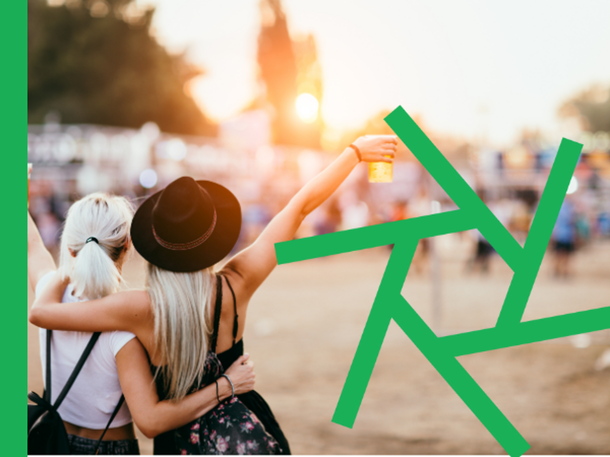 To personer på festival