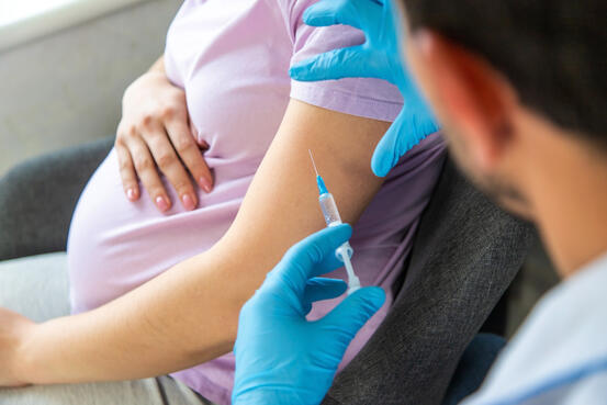 Bilde: En gravid kvinne får vaksinasjon