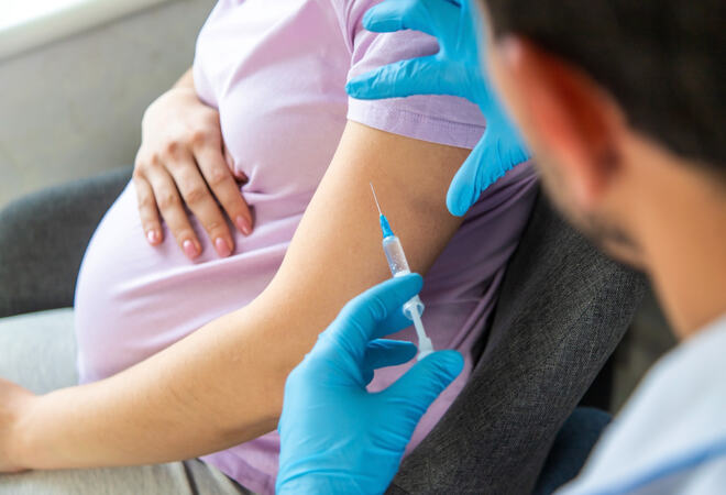 Bilde: En gravid kvinne får vaksinasjon