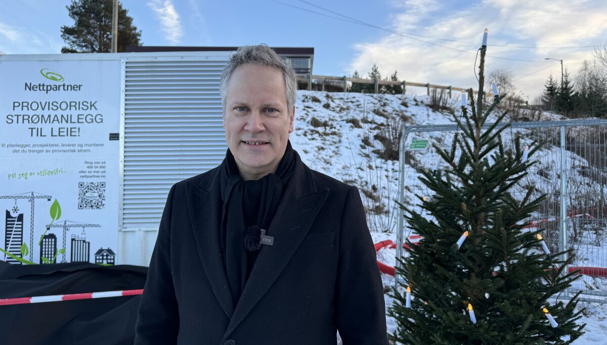 Samferdselsminister Jon-Ivar Nygård avduket i desember en av nettstasjonene som Statens vegvesen bruker i byggingen av ny miljøgate i Gran sentrum.