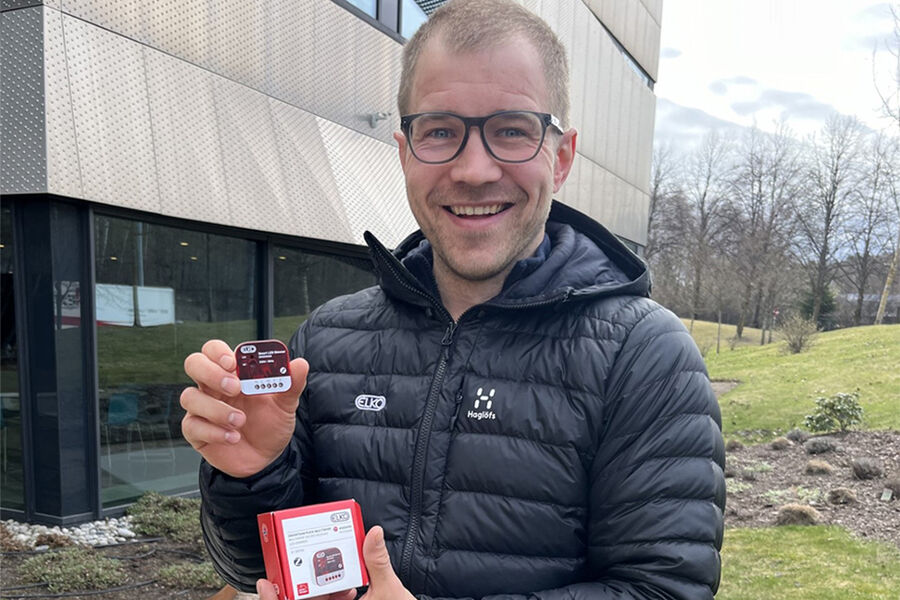 Produktsjef Christoffer Borgersen Strand i ELKO, viser frem de nye ELKO SmartDim pucken.