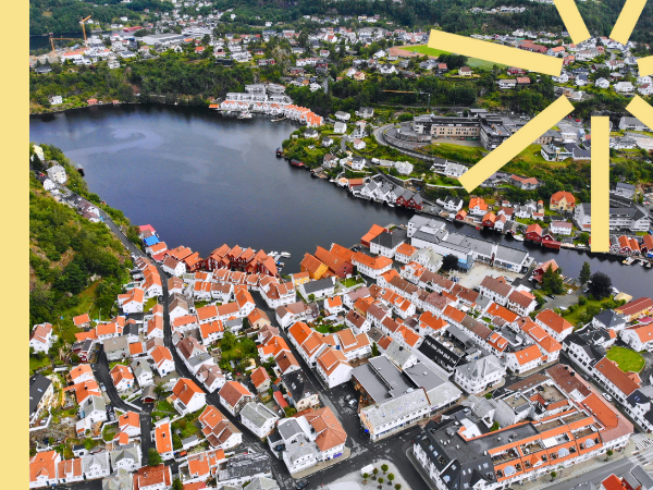 Oversiktsbilde over Flekkefjord by, med dekorative elementer i gult over.