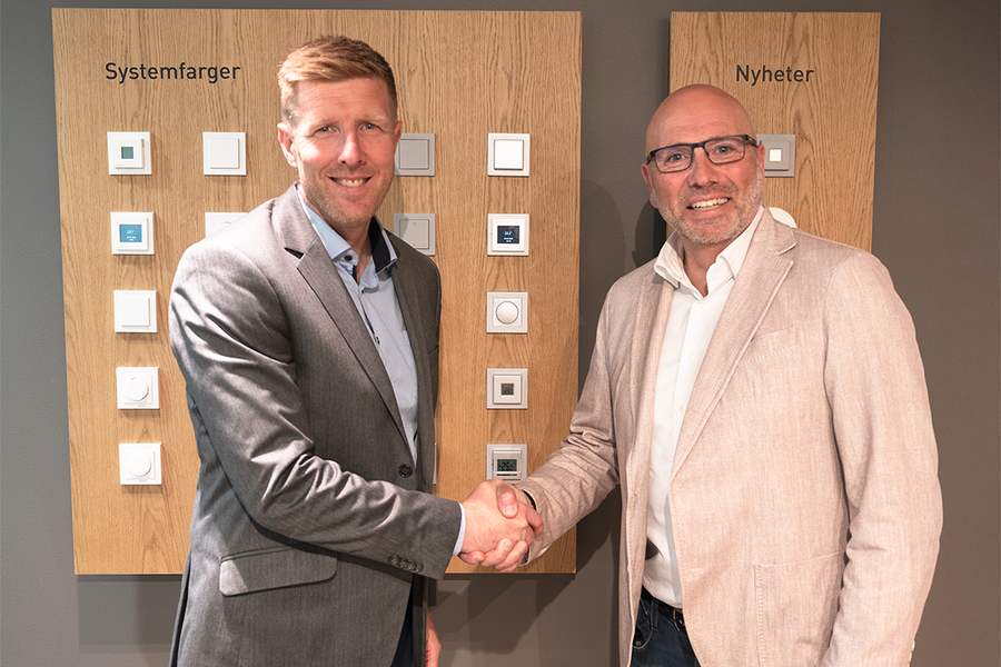 Micro Matic Norge AS kjøper Multilux AS, og skal sammen skape en lysende fremtid under felles eierskap. Her bekrefter adm. direktør Kjetil Kaldestad, Micro Matic Norge AS, og adm. direktør i Multilux AS, Svein Ove Sunde oppkjøpet og deres felles satsing f