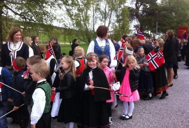 På bildet: Store og små fra Heim kommune feier 17.mai