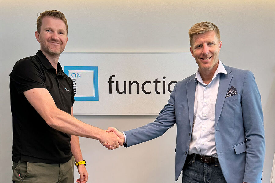Adm.direktør i function AS, Bjørn Erik Grimstad (til venstre), og Kjetil Kaldestad, adm.direktør i Micro Matic, bekrefter sammen oppkjøpet.