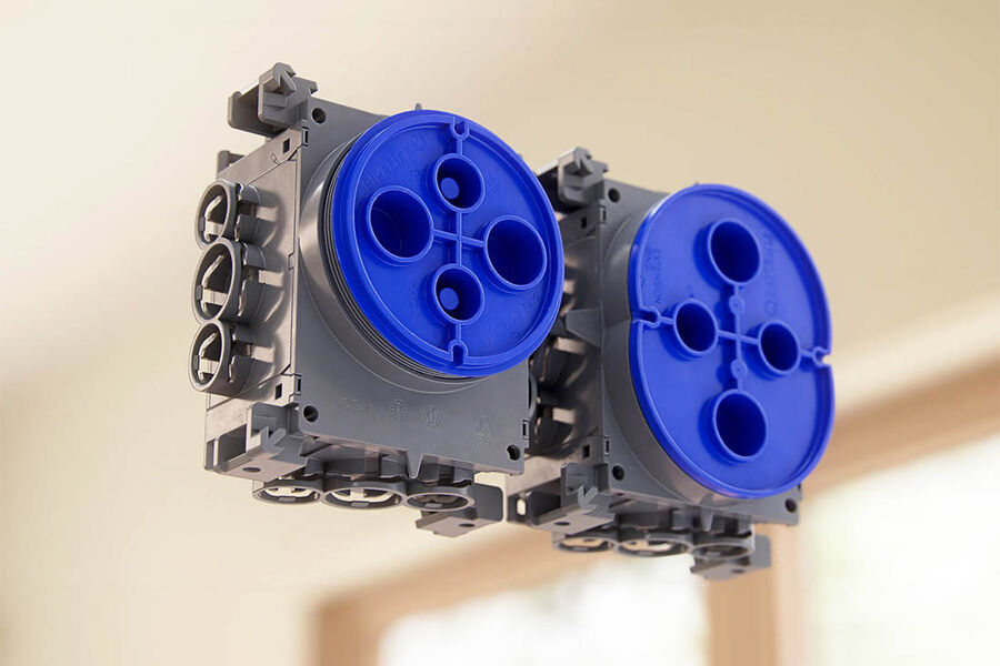 Pipelife har gitt veggboksene sine et nytt veggfeste, som gjør det enklere å «gli» boksene sammen når man seriekobler. Foto: Pipelife Norge