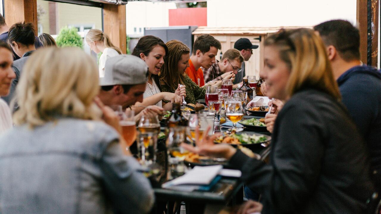 Mennesker som spiser middag på restaurant