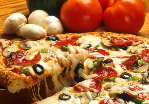 Bildet viser en pizza