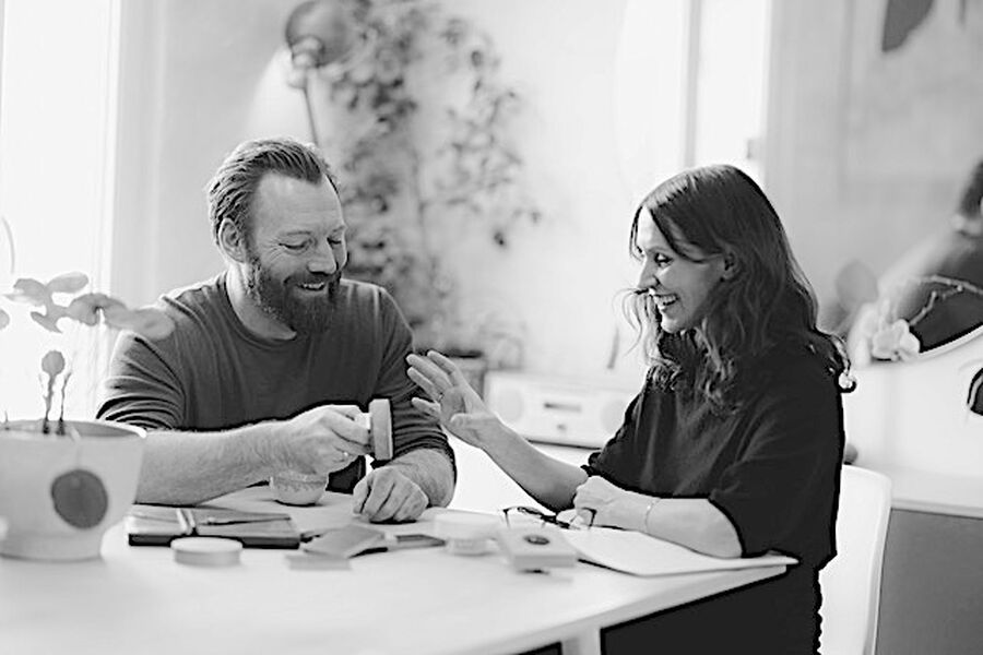 Kjaer + Loege skaper interiørvennlige brytere, dimmere og stikkontakter i naturlige og levende materialer som eik og betong. - Vår tilnærming er å integrere elektronikken i rommet, ved å tilføre et design- og materialspråk som tidligere har vært forbeholdt møbler og interiør, sier gründerne.