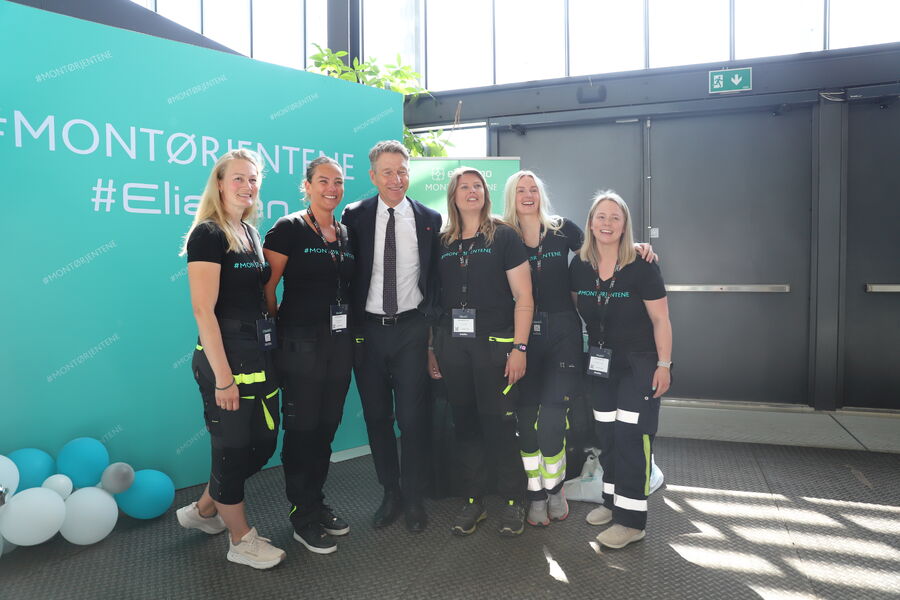 Energiminister Terje Aasland besøkte Montørjentene Kristin Thomsen (M. Thunestvedt), Henriette Thoresen (TECA), Line Aasheim (LOS Elektro), Benedicte S. Larsen (LKAB Norge) og Kristine S. Sund (El-sikkerhet Midt-Norge) på deres stand under den pågående Eliaden. 