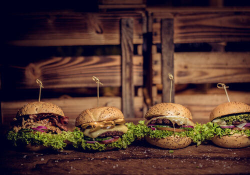 Bildet viser fire hamburgere