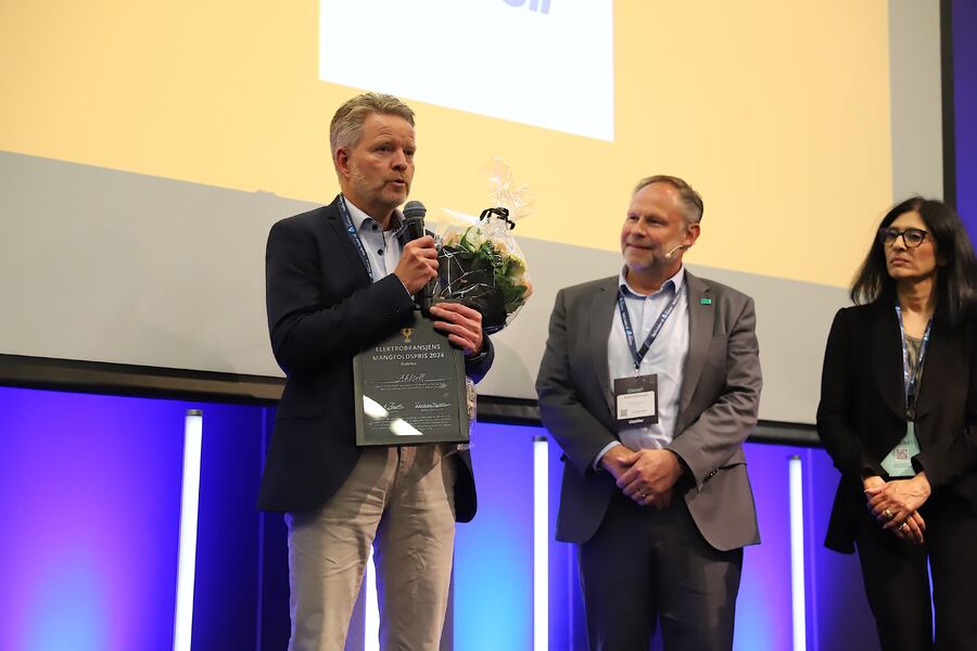 Runar Hansesætre, administrerende direktør i Ahlsell Norge, kunne motta beviset på at selskapet er kåret som vinner av Elektrobransjens mangfoldspris 2024. Prisutdelerne var Frank Jaegtnes og Loveleen Rihel Brenna.