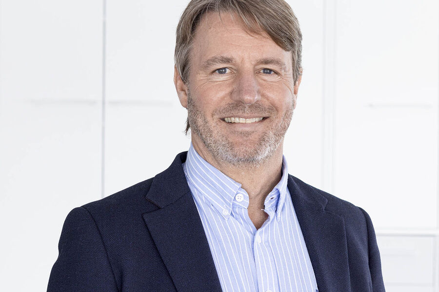 Vidar Kristoffersen i Norgesnett satser på å jevne ut innmatingen fra solkraft og strømforbruket til elbillading gjennom å tilby nettkundene tjenesten eNabo. Foto: Norgesnett