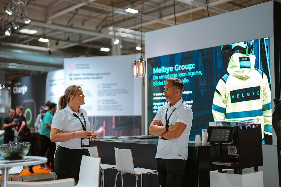 Ulrikke Adolfsen og Anders Hodt Borge på Melbye sin stand under Eliaden. Foto: @eliaden_fagmesse og @mermarketing.no MER Marketing