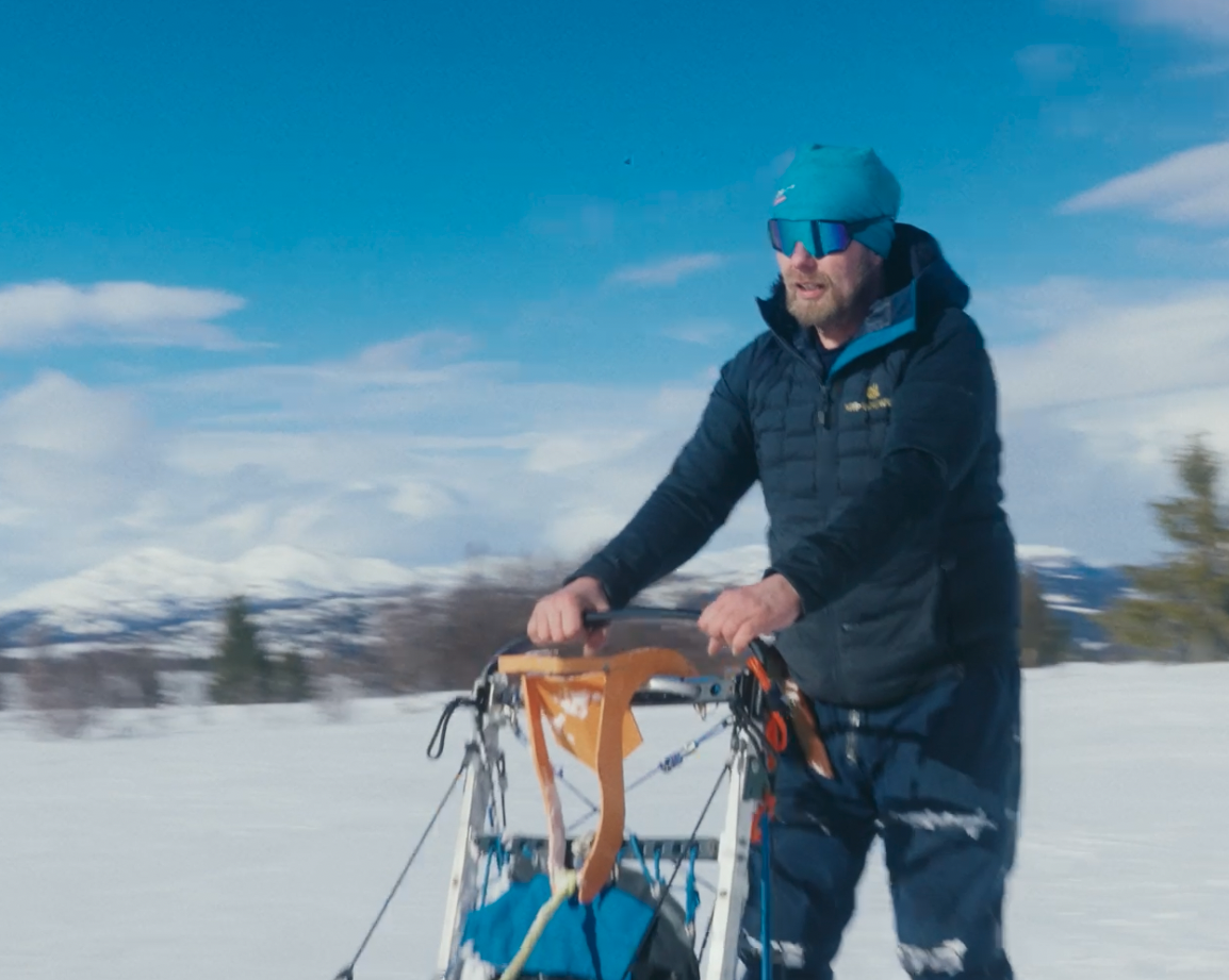 Simen driver med hundekjøring i Gausdal