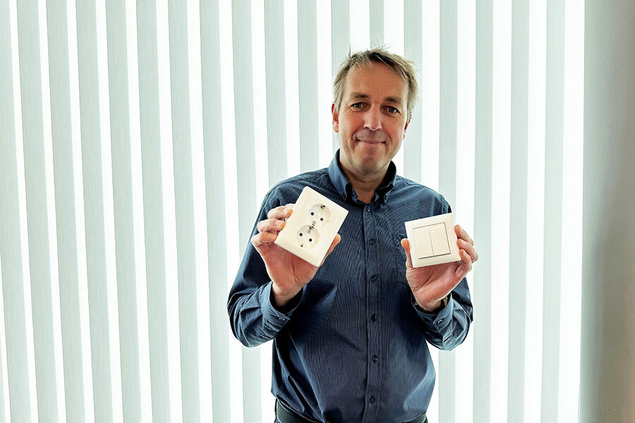 – Produktene våre kommer hovedsakelig fra en karbonnøytral fabrikk i Finland. Om du ser på Saga-produktene så produseres omtrent 70 prosent av disse på fabrikken vår i Finland, sier Hans Sørholt, produktsjef i ABB.