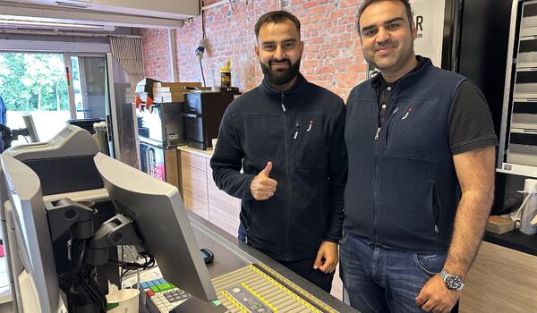 Majad Khan (th) hadde med seg sin bror Vikas bak kassene på åpningsdagen torsdag 13. juni. Foto: Leif Magne Flemmen