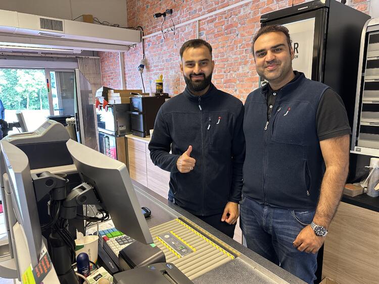 Majad Khan (th) hadde med seg sin bror Vikas bak kassene på åpningsdagen torsdag 13. juni. Foto: Leif Magne Flemmen