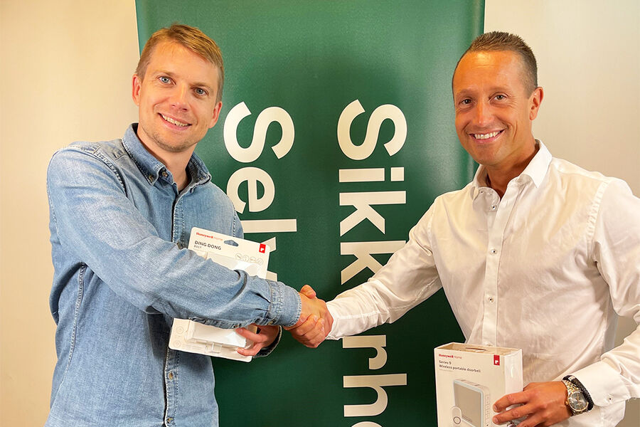 - Sikkerheten selv blir en strategisk samarbeidspartner ut mot markedet og grossistene for Resideos ringeklokker og røykvarslere. Et samarbeid både Tom Fjordvang, business development manager Norway & Sweden hos Resideo og daglige leder Torbjørn Ulseth hos Sikkerheten selv.