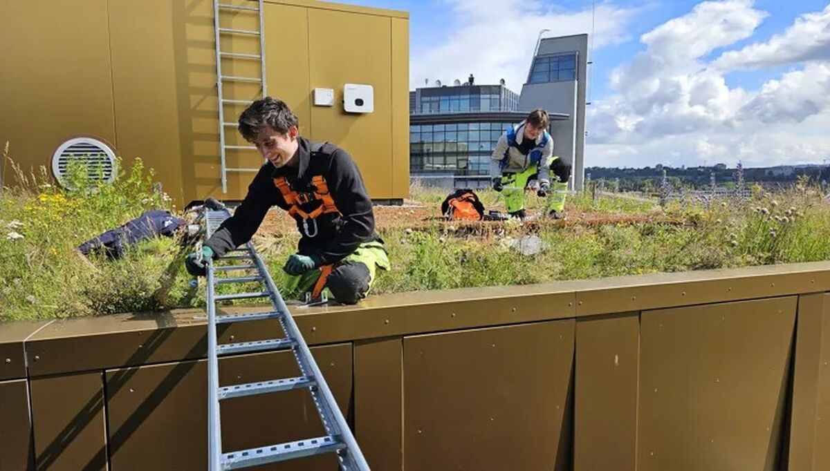 Bravida Elektro`s Oslo avdeling er i full gang med monteringen av solceller på taket av The Hub i Oslo.