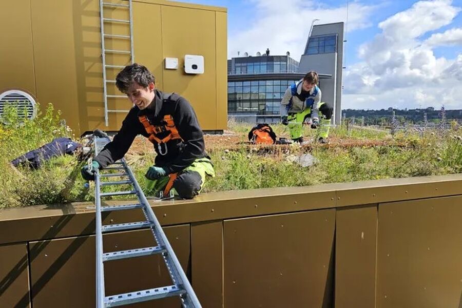 Bravida Elektro`s Oslo avdeling er i full gang med monteringen av solceller på taket av The Hub i Oslo.