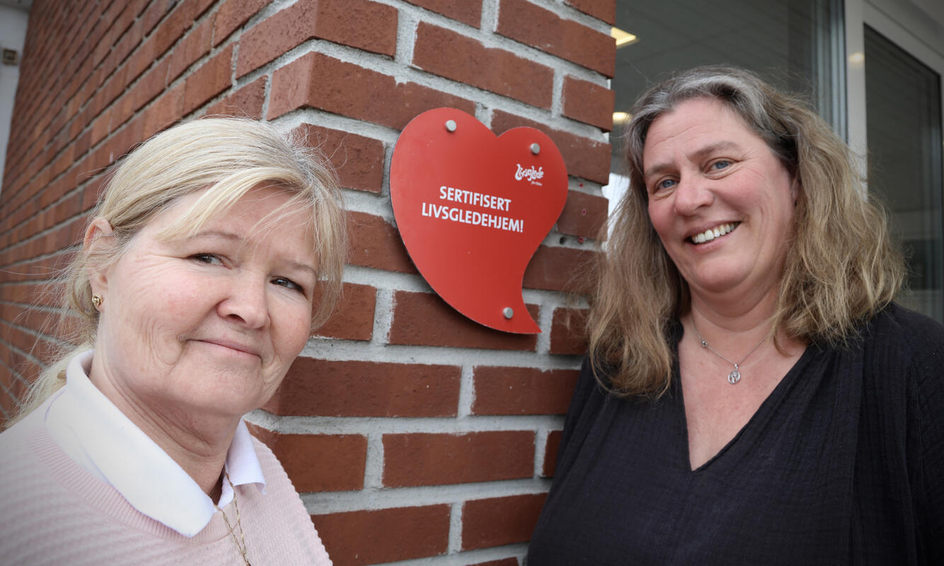Livsglede-prosjektet har brakt en ny vitalitet inn i omsorgsarbeidet, sier enhetsleder Ruth Solveig Thorsen (th). Prosjektet tas nå et skritt videre ved at sosionom Else Aase en gang i uka står til de pårørendes disposisjon - og bare dem. Foto:Leif Magne Flemmen