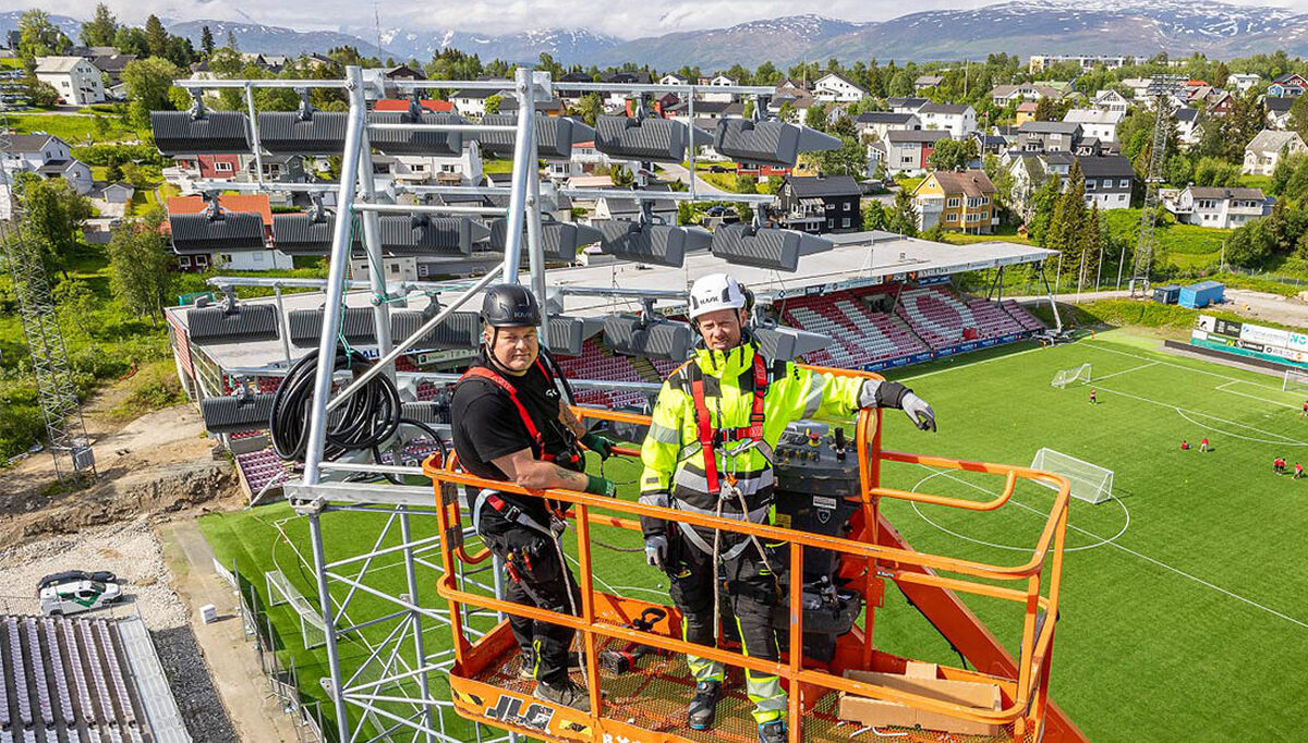 Nye flomlys på Romssa Arena ble montert fra lift, 30 meter over bakken Foto: GK.