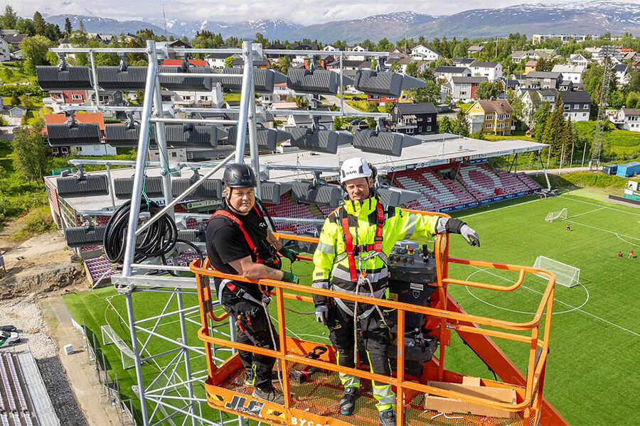Nye flomlys på Romssa Arena ble montert fra lift, 30 meter over bakken Foto: GK.