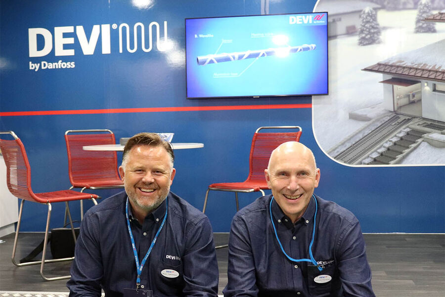 På bildet fra venstre, Ørjan Torkehagen, salgssjef, og distriktssjef Vestland, Møre og Romsdal, Johannes Eriksen i Devi.