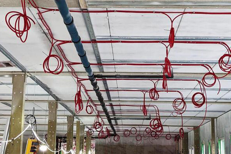 Det er viktig at montering av brannkabel skjer i hht produsentens anbefaling. Bildet viser installasjon av Belden brannalarmkabel i 16mm Coilfix HF rør fra Sykehuset i Nordmøre og Romsdal. Foto: Asgeir Furuli, iElektro