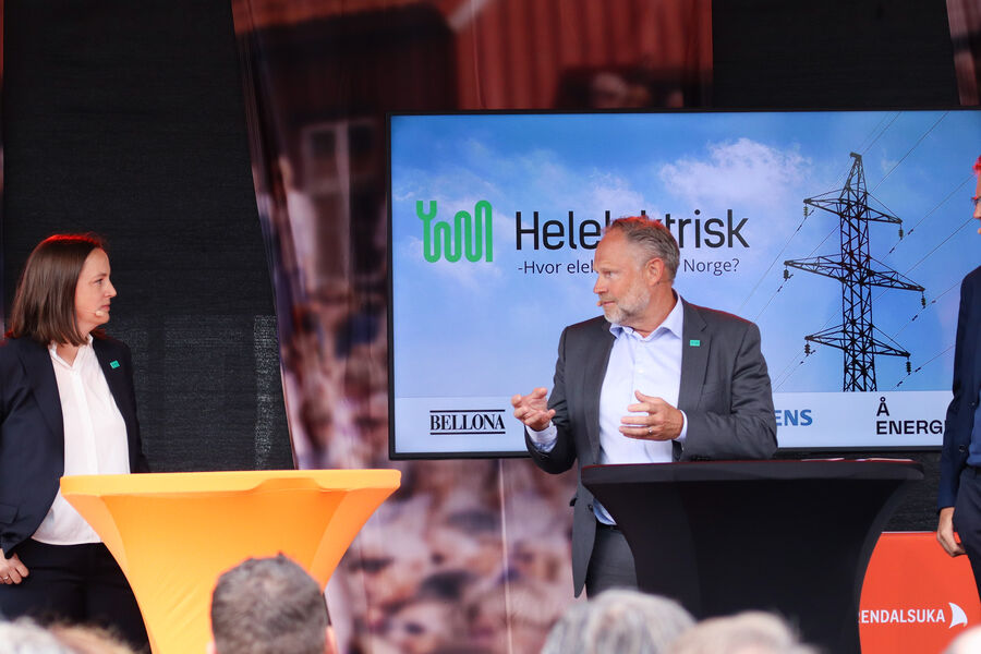 Frank Jaegtnes, administrerende direktør i Elektroforeningen, på podiet under Arendalsuka. Foto: EFO
