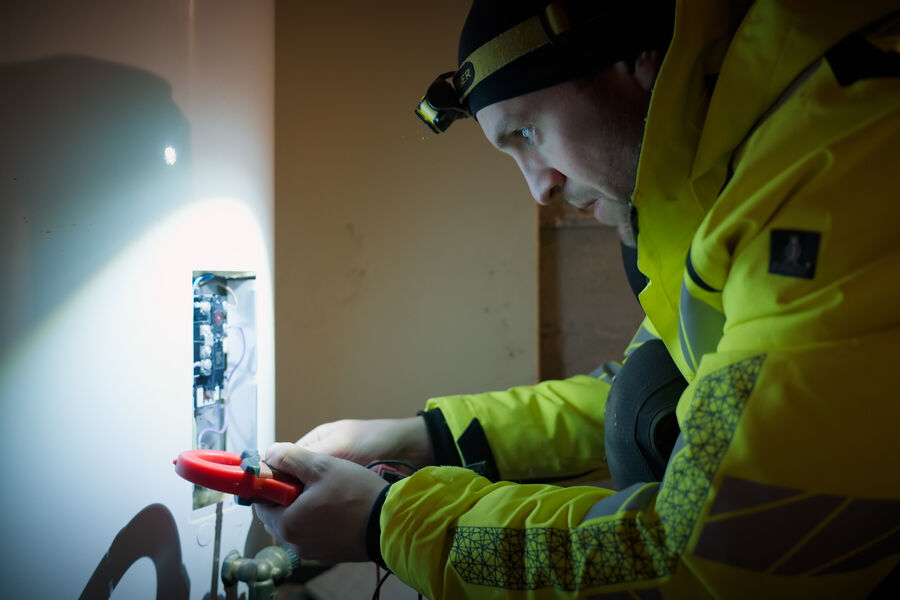 I serien blir vi blant annet kjent med  Vebjørn fra Tynset, som skal sjekke brannsikkerheten på et lokalt meieri. Foto: EL-PROFFEN.