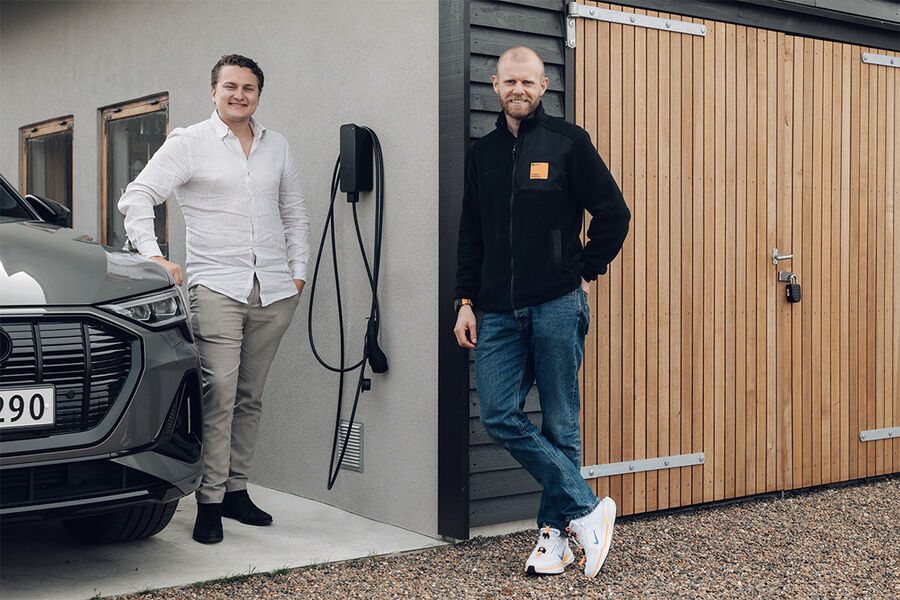 Avtroppende CEO Eirik Jørgensen (til venstre) sammen med ny CEO Fredrik Lima (til høyre) med den nye laderen amina C.