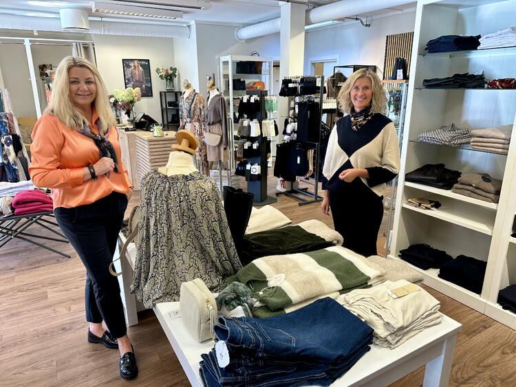 Randi Lian Baksaas (tv) og Turid Rye-Johnson er utelukkende fornøyd etter å ha flyttet  butikken sin, MilleMåne, fra Sem til Stokke. Foto: Leif Magne Flemmen
