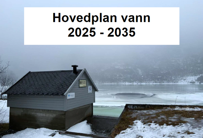 Vinterbilde fra Lauvvatnet med driftsbygning i forgrunnen. Tekst i bildet er Hovedplan vann 2025-2035