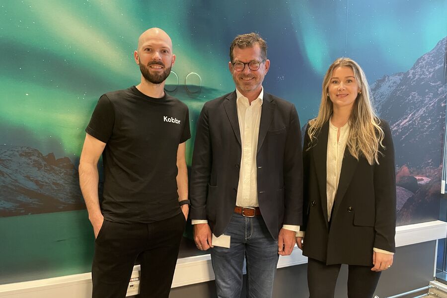 Elektrikerkjeden Elfag har nylig koplet seg på Kobbrs tilbudsverktøy. På bildet ser vi Kobbrs daglig leder og gründer Håvard Edvardsen, Knut Klefsås, kjededirektør i Elfag og Kobbrs salg- og markedsføringsleder Nina Snemyr Kringlen.