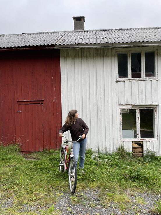 Bilde: Sykkel med på kjøpet. Prosjektleder i Lys i Gamle Hus i Heim, Runa Tunheim poserer med en gammel flott sykkel som matcher huset og følger med huset.