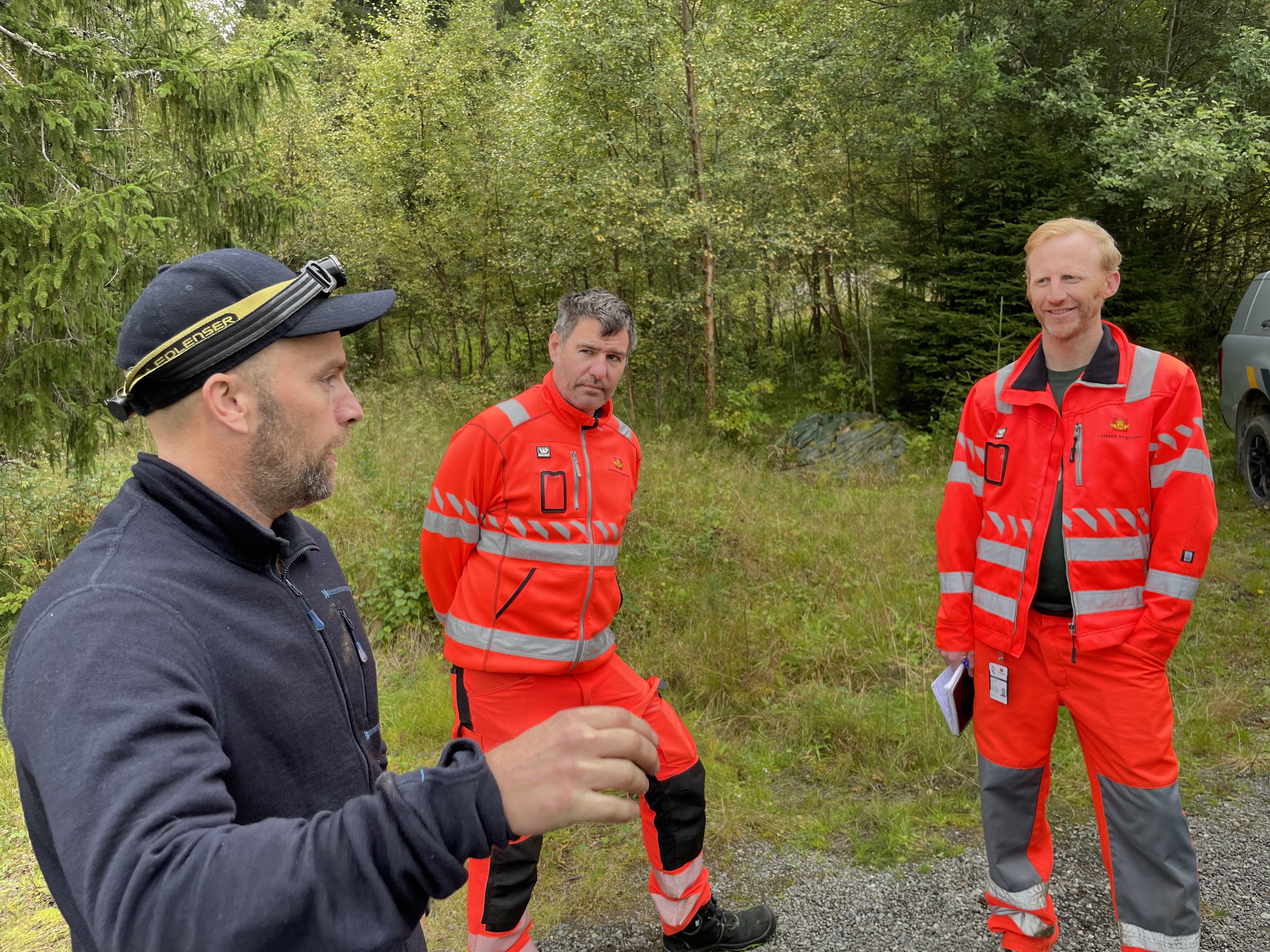 f.v. Håndverker Anders Gimse, assisterende prosjektleder for veistrekket Betna-Stormyra Hlynur Gudmundsson og byggeleder Vegard Løkken Opsahl i god dialog om hvordan å demontere huset på beste måte innen tidsfristen. 