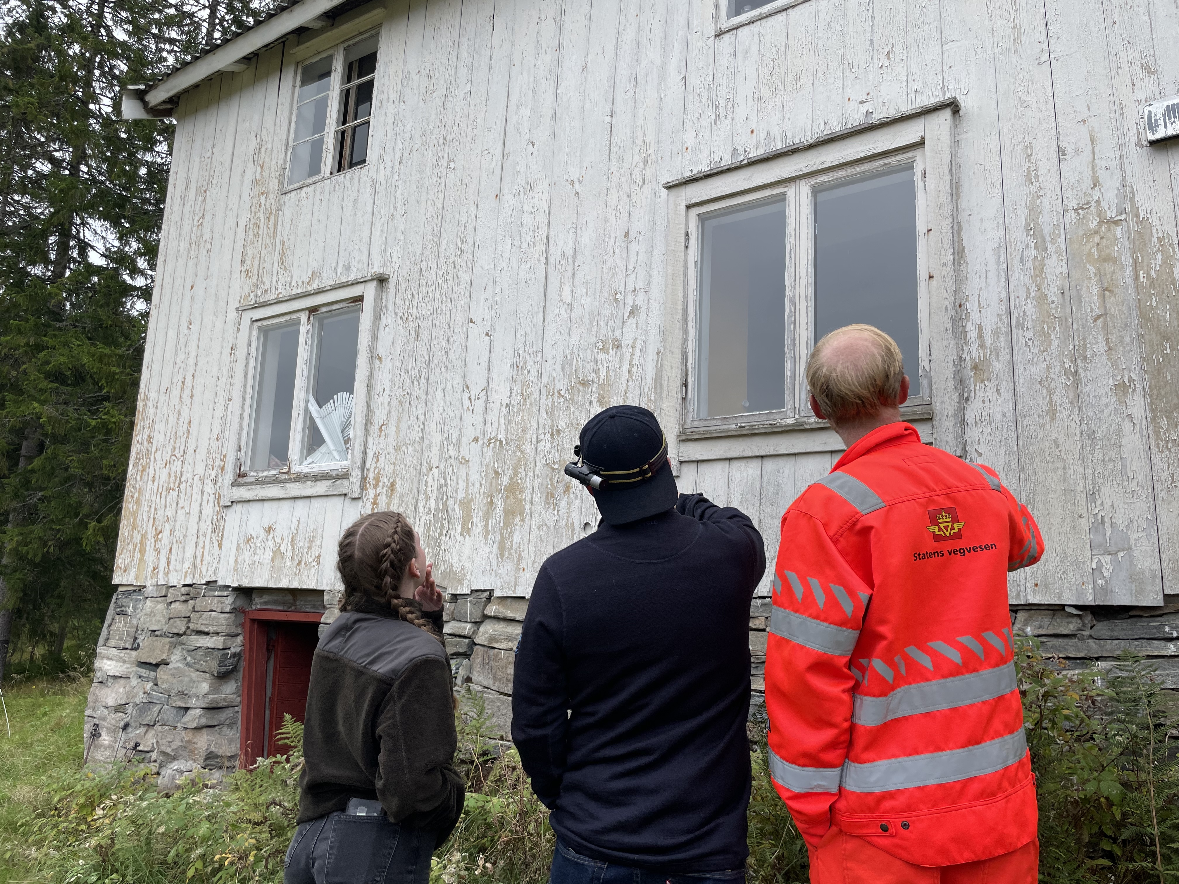 Hvor gammelt er huset tro? Her er det glassblåste vindu, og her er det 60-talls-vindu. Her ser de trolig på den nyeste delen av huset.