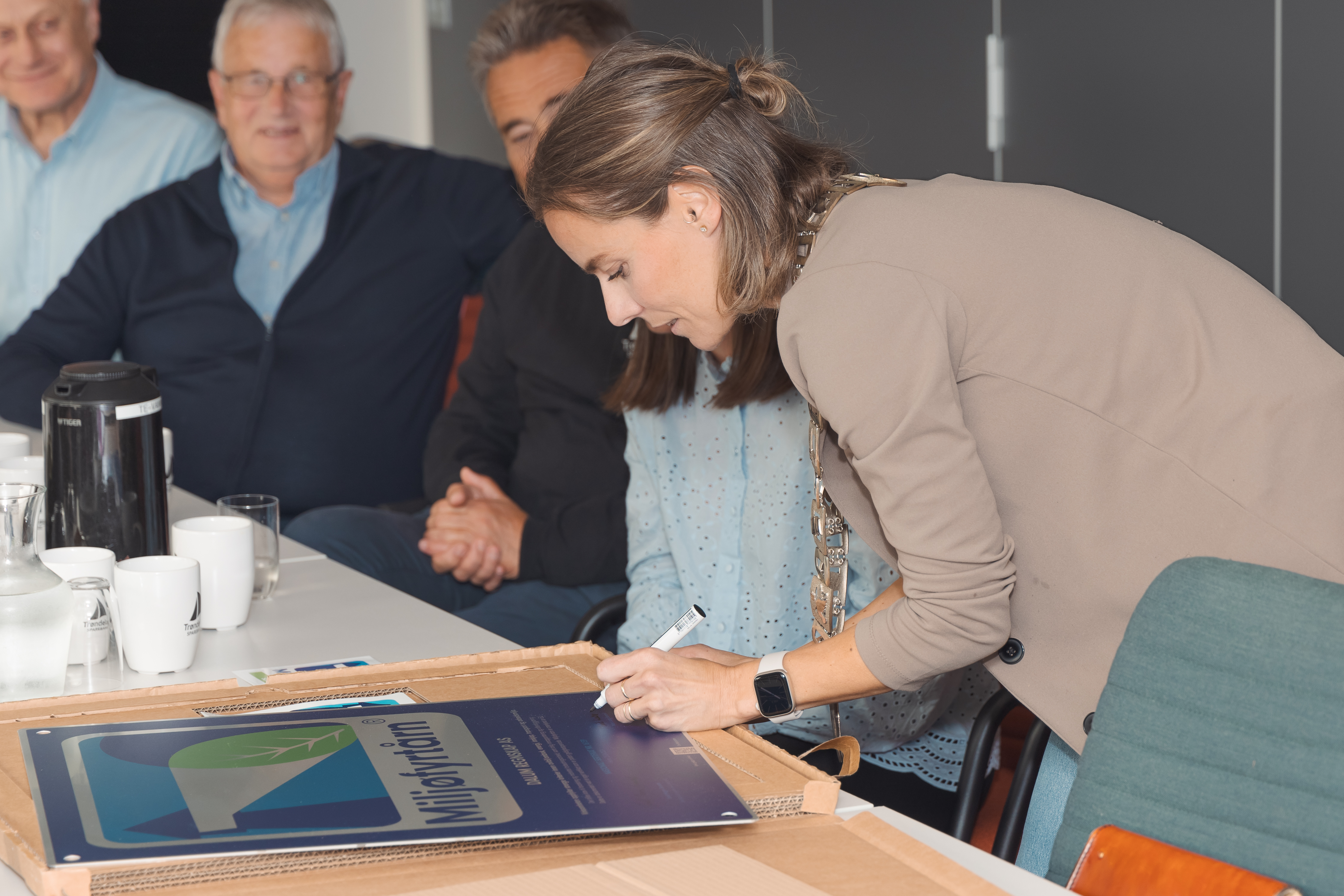 På bildet: Ordfører i Heim kommune, Marit Liabø Sandvik, signerer plakaten