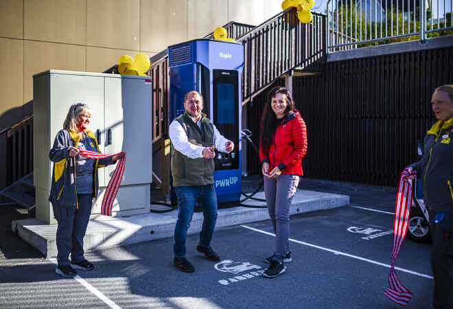 Kommunalsjef Merethe Skille og Øystein Wiik fra Bodø Energi jubler over at lynladeren er på plass.